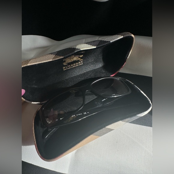Burberry sunglasses with a case - Picture 2 of 7